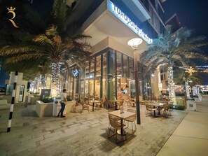 Outdoor dining - Luxe Soho Saadiyat Studio | Free Pool & Gym Access (Abu Dhabi)
