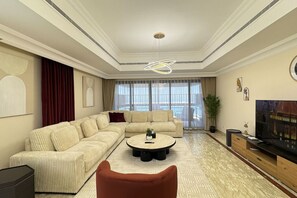 TV - Elegant 4BR Corniche Stay – Private Balcony & More (Abu Dhabi)