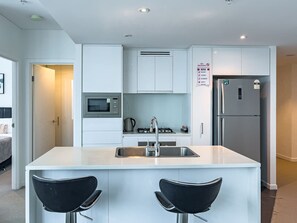 Refrigerador, microondas, horno, placa de cocina