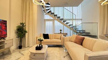 Een televisie en boeken