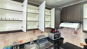 Coffee/tea maker, fridge, microwave, oven - Tranquil Studio Stay in Al Reem – Perfect for 2 (Abu Dhabi)