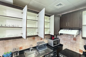 Coffee/tea maker, fridge, microwave, oven