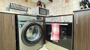 Coffee/tea maker, fridge, microwave, oven - Tranquil Studio Stay in Al Reem – Perfect for 2 (Abu Dhabi)