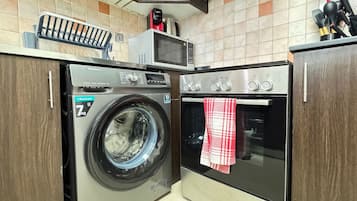 Cafetera/tetera, refrigerador, microondas, horno