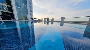Pool - Tranquil Studio Stay in Al Reem – Perfect for 2 (Abu Dhabi)
