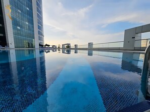 Pool - Tranquil Studio Stay in Al Reem – Perfect for 2 (Abu Dhabi)