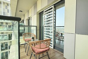 Outdoor dining - Trendy 1BR with Pool & Gym in Raha Loft (Abu Dhabi)