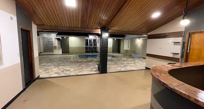 Beautiful Suite 4 minutes from the airport, with pool view