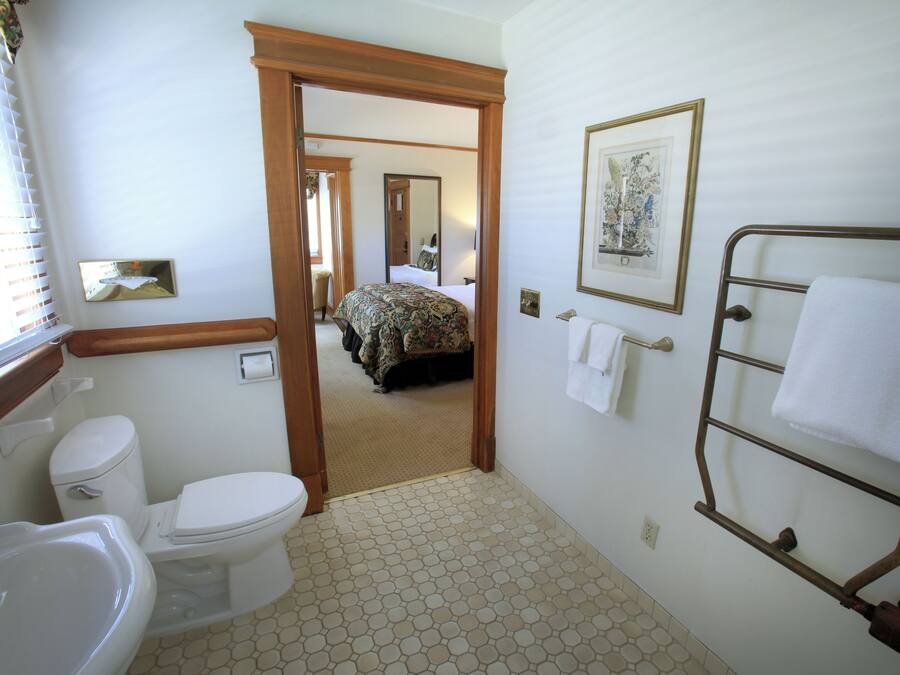 Ein Badezimmer mit Toilette, Waschbecken und Handtuchhalter.