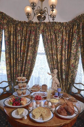 Desayuno continental gratuito y diario