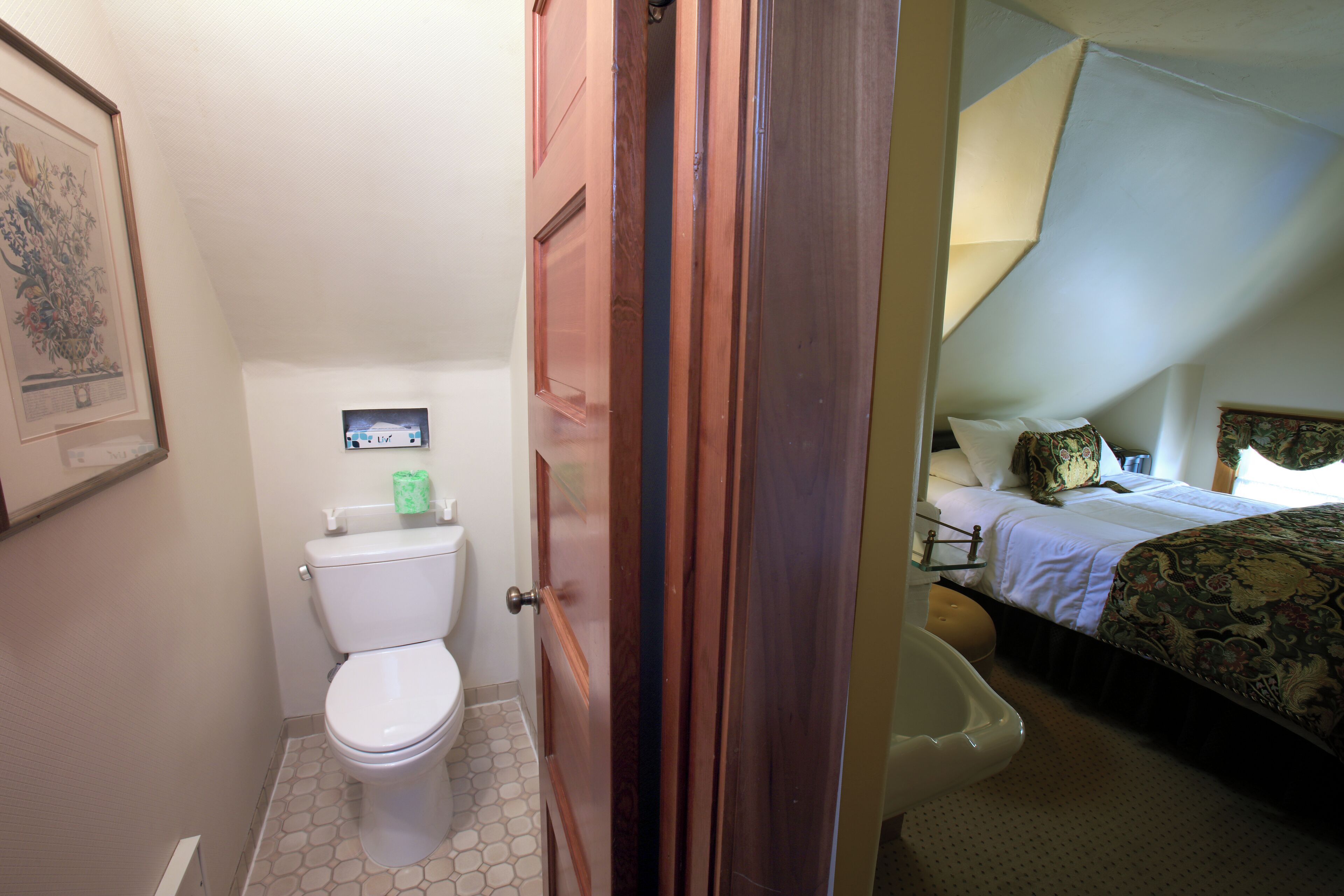 Un baño con inodoro, lavamanos y ducha.
