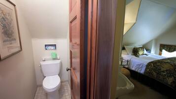 Un baño con inodoro, lavamanos y ducha.