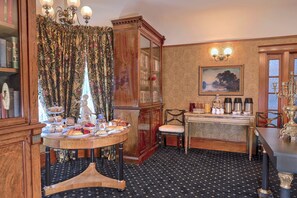 Dining - The Charles Pacific Grove - Artfully Designed Inclusive Inn (Pacific Grove)