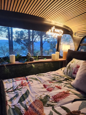 2 bedrooms, free WiFi, bed sheets. Unique, Exciting Bus Located on 63 acres with a Cosy woodheater. Luxury.