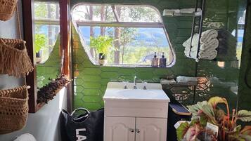 Doccia, asciugamani, sapone, carta igienica