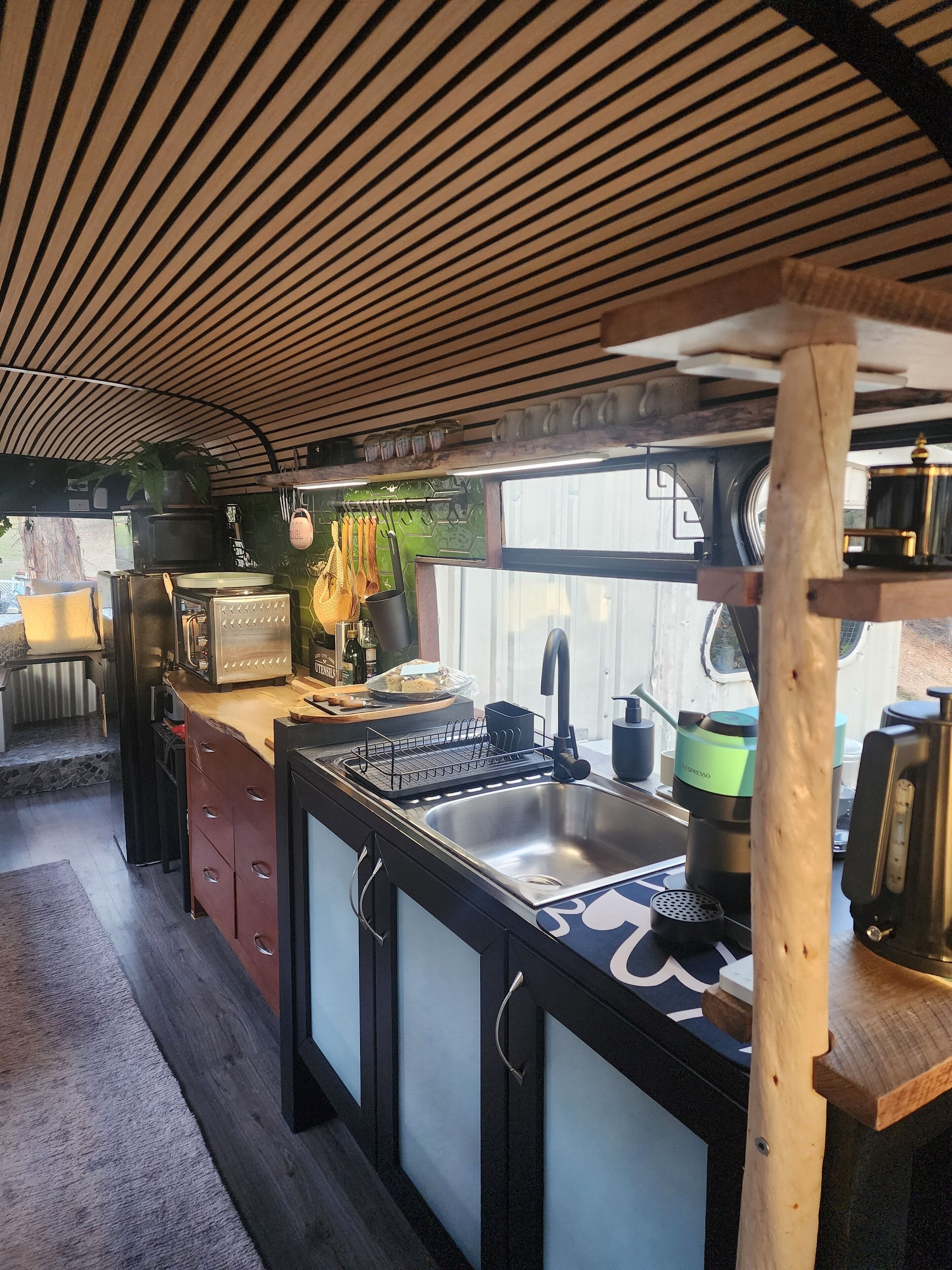 Kjøleskap, mikrobølgeovn, ovn og vannkoker