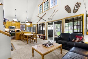 Télévision, cheminée, livres