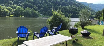 “The Mountain View” is a welcoming apartment with AC in charming Boomer by river