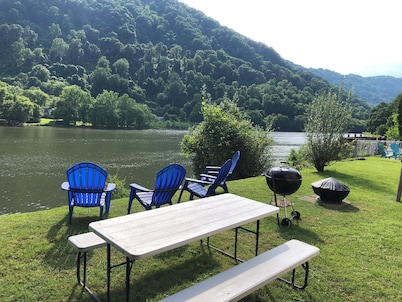 “The Mountain View” is a welcoming apartment with AC in charming Boomer by river
