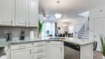 Micro-ondes, four, plaque de cuisson, lave-vaisselle