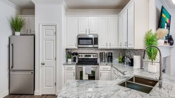 Micro-ondes, four, plaque de cuisson, lave-vaisselle