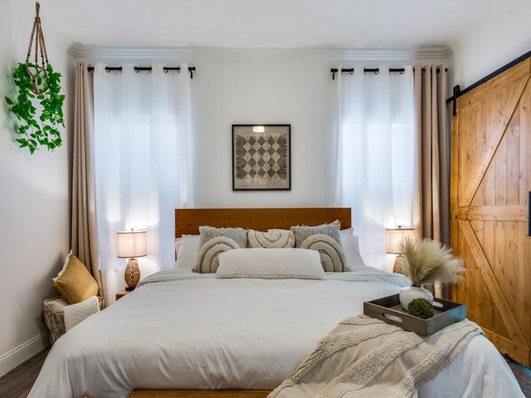 3 bedrooms, iron/ironing board, WiFi, bed sheets