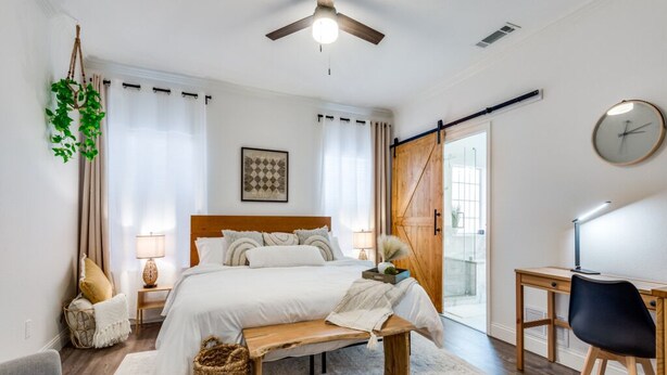 A bedroom with a bed, bedside tables, a desk, a chair, a ceiling fan, and a clock. - Charming 3-bedroom townhome with WiFi,AC in fabulous Frisco. Home away from home (Frisco)