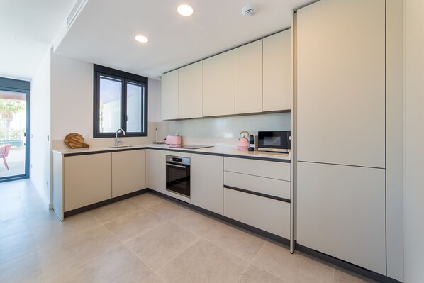 Frigorífic, microones, forn i placa de cuina 