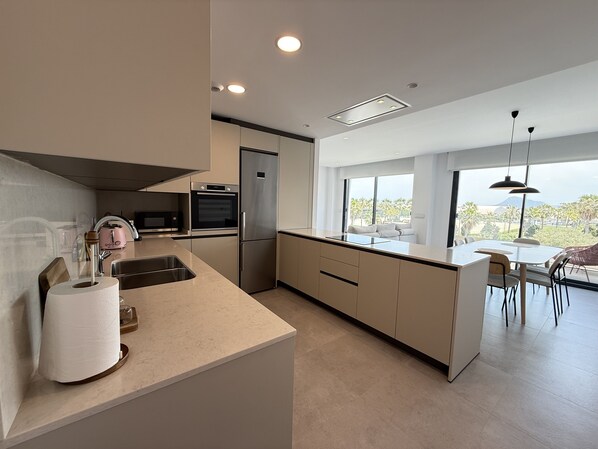 Frigorífic, microones, forn i placa de cuina