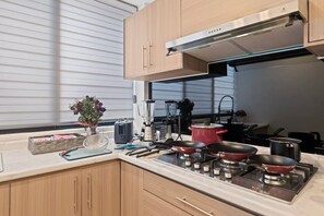 Kjøleskap, mikrobølgeovn, kokeplater og kaffetrakter/tekoker