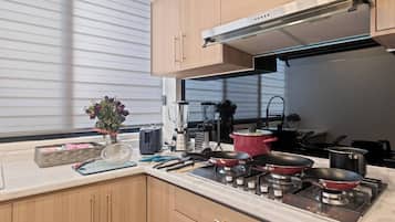 Frigorífico, microondas, placa de cocina y cafetera o tetera
