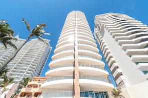 Un hôtel de grande hauteur doté de nombreux balcons, d’un noyau central et d’une architecture moderne.