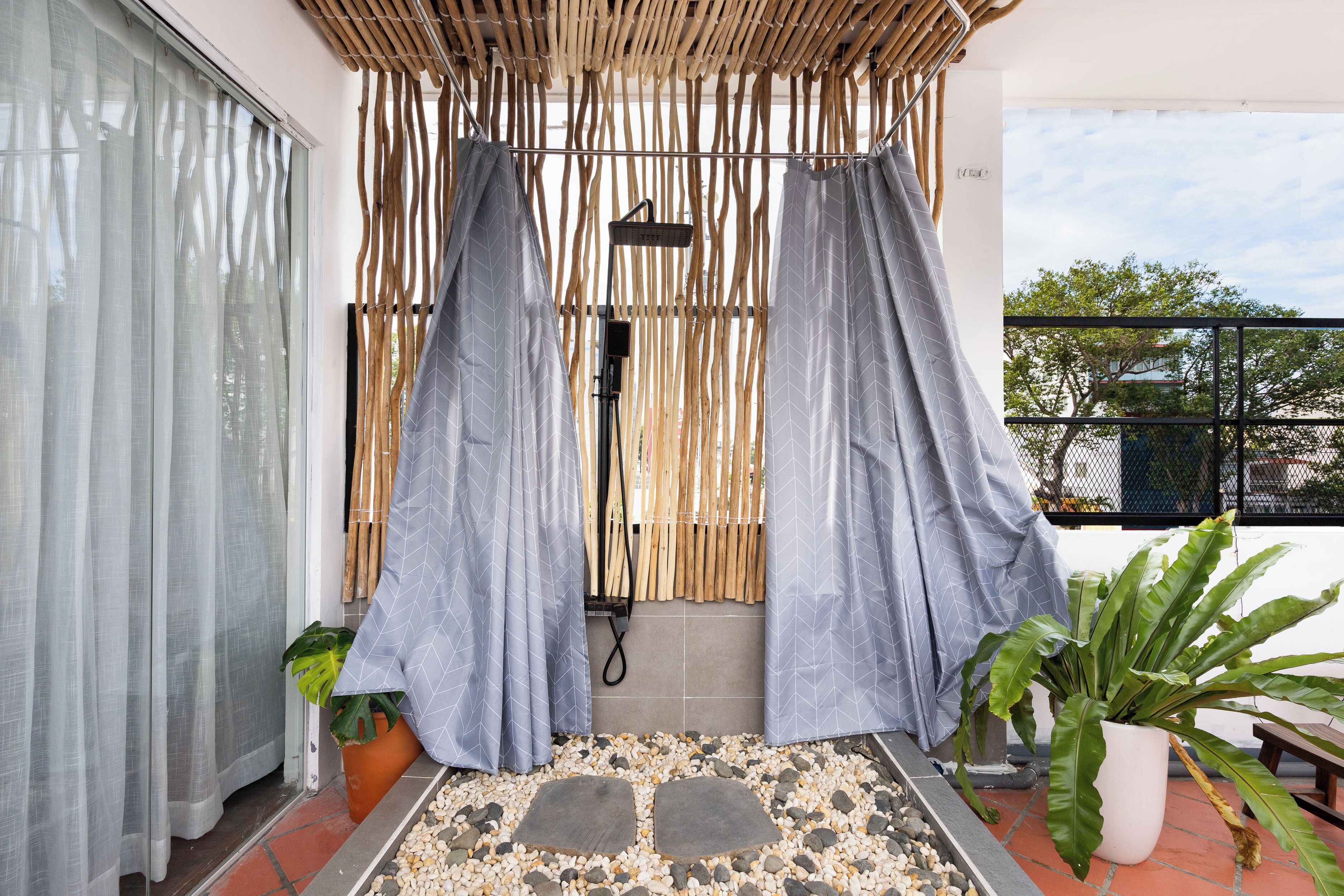 Apartamento luxo, vista para a cidade | Banheiro | Chuveiro, chinelos