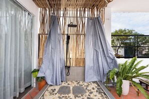 Appartement Deluxe, vue ville | Salle de bain | Douche, chaussons