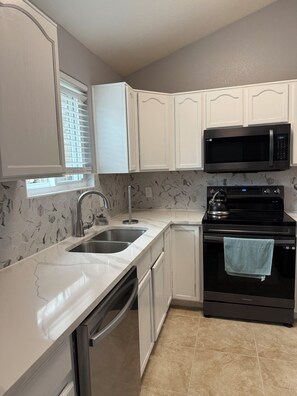 Microondas, horno, placa de cocina y lavavajillas