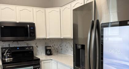 Spacious 5- bedroom house in peaceful Aurora with WiFi and AC