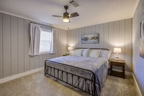 3 bedrooms, desk, iron/ironing board, free WiFi