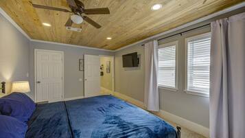 3 bedrooms, desk, iron/ironing board, free WiFi