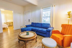 TV - Lumina Cottage Wilmington Cargo District (2bd/1ba) (Wilmington)