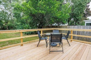 Outdoor dining - Lumina Cottage Wilmington Cargo District (2bd/1ba) (Wilmington)