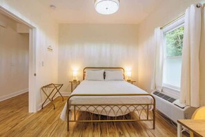 2 bedrooms, desk, iron/ironing board, WiFi