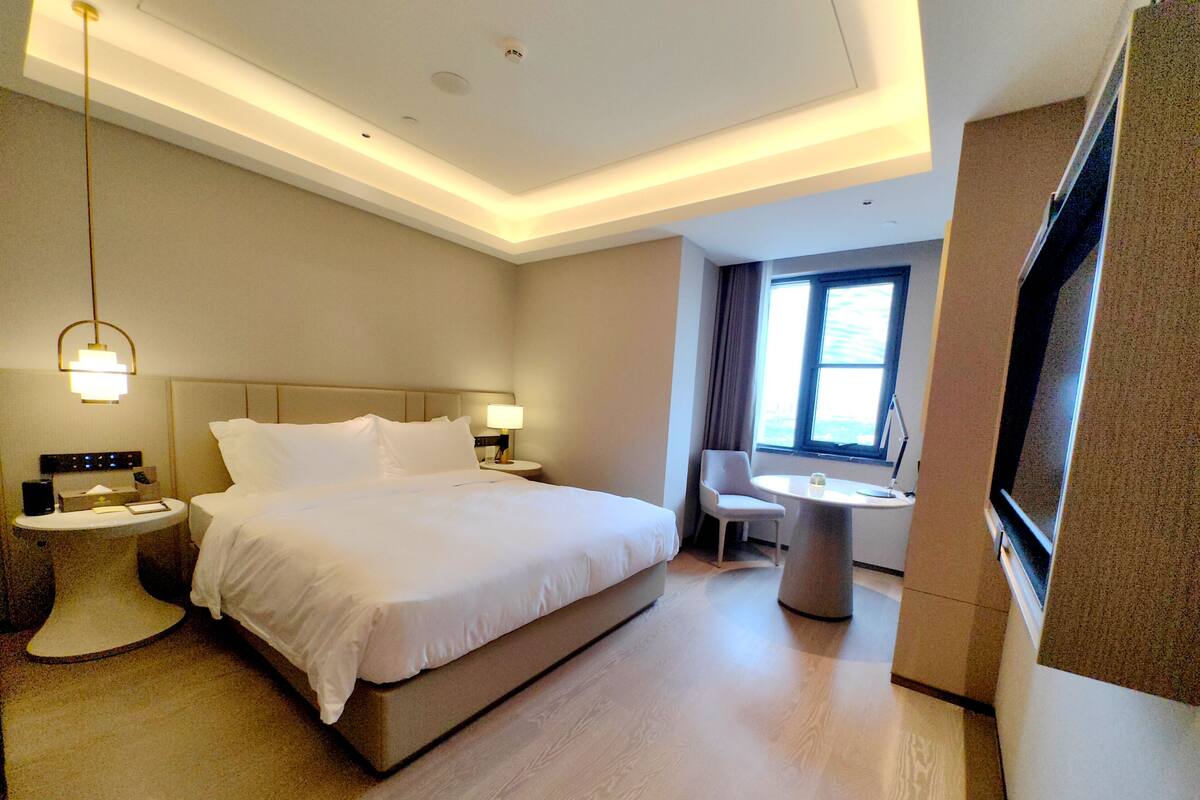 Superior king | Premium bedding, minibar, laptop workspace, soundproofing