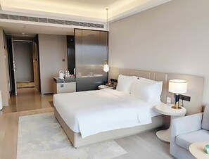 Premium City Wall View Queen Room | Premium bedding, minibar, laptop workspace, soundproofing