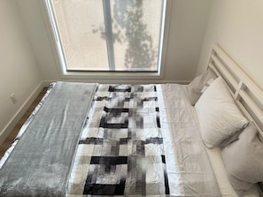 Basic Condo | Soundproofing, iron/ironing board, free WiFi