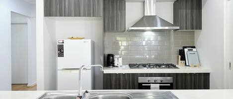 Réfrigérateur, four à micro-ondes, un four, surface de cuisson