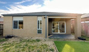 Exterior - Spacious Comfy New: 7 beds 4 Rooms Easy Shopping (Truganina)
