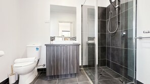 Shower, hair dryer, towels, soap - Spacious Comfy New: 7 beds 4 Rooms Easy Shopping (Truganina)