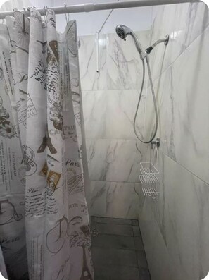 Sèche-cheveux, serviettes fournies, savon, shampoing