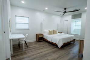 3 habitaciones, tabla de planchar con plancha, wifi y ropa de cama 
