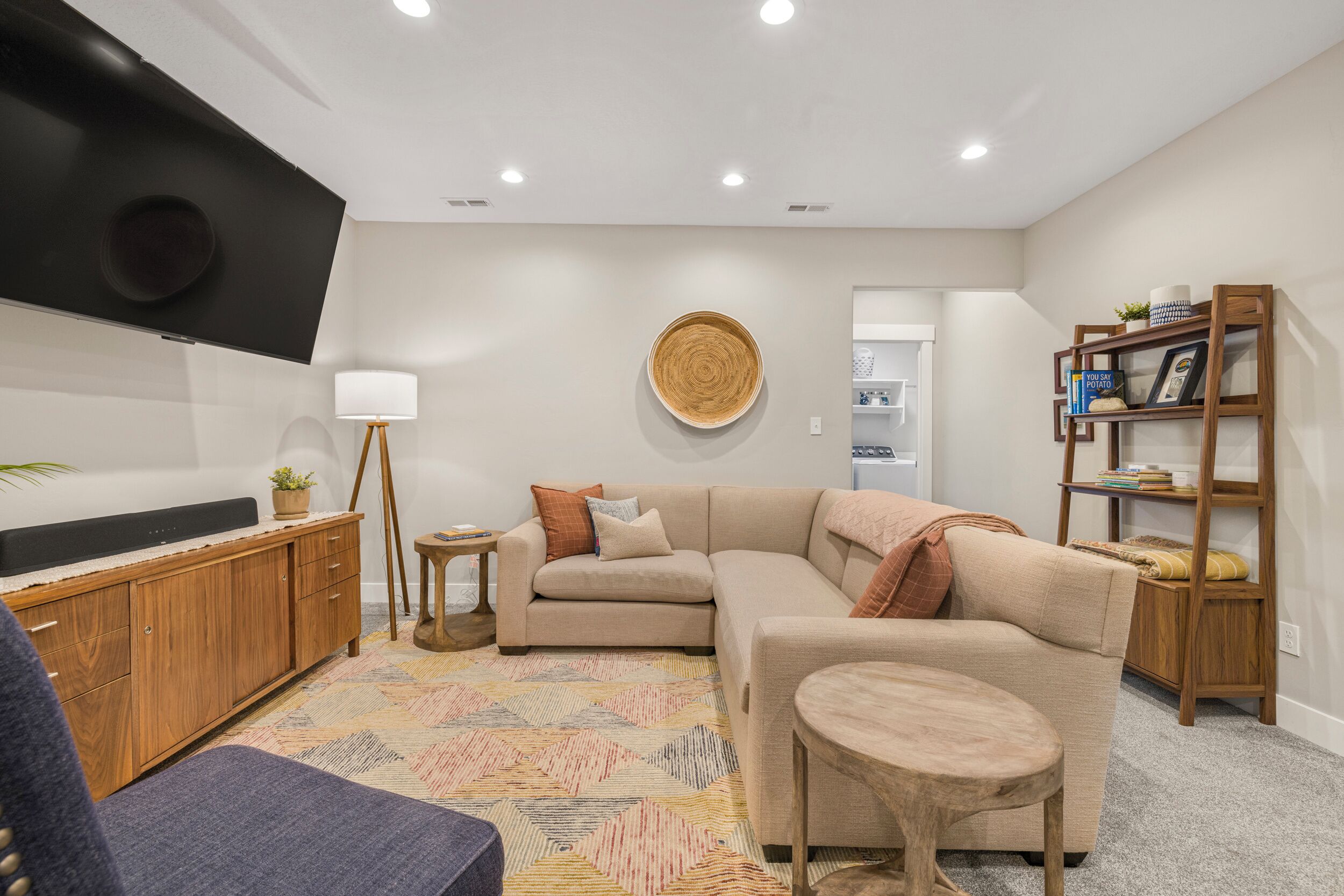 Smart-tv, boeken en een computerscherm